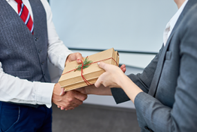 Compliance zur schönsten Zeit des Jahres: 5 Tipps, wie Sie auch zu Weihnachten das richtige Geschenk für Geschäftspartner finden!
